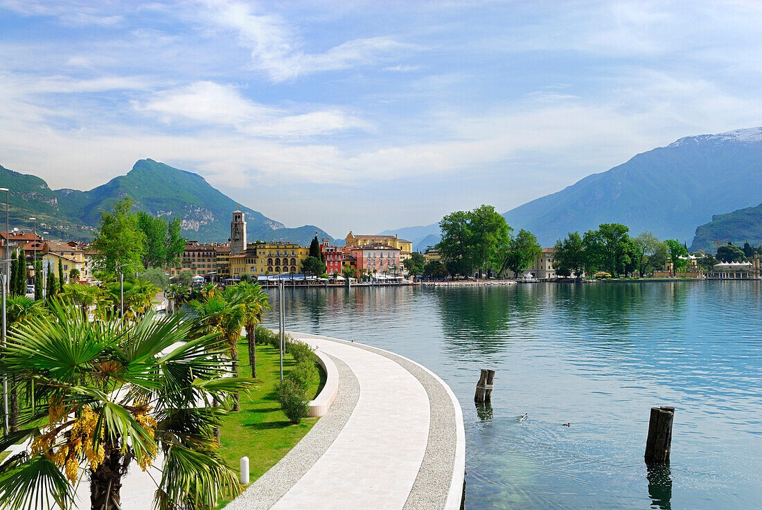 Seepromenade am Gardasee, Riva del Garda, Trentino-Südtirol, Italien