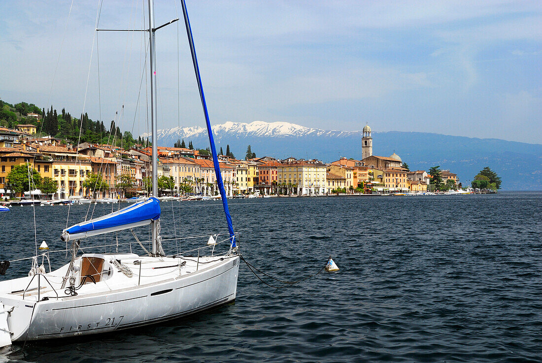 Blick über den Gardasee auf die Altstadt von Salo, Lombardei, Italien