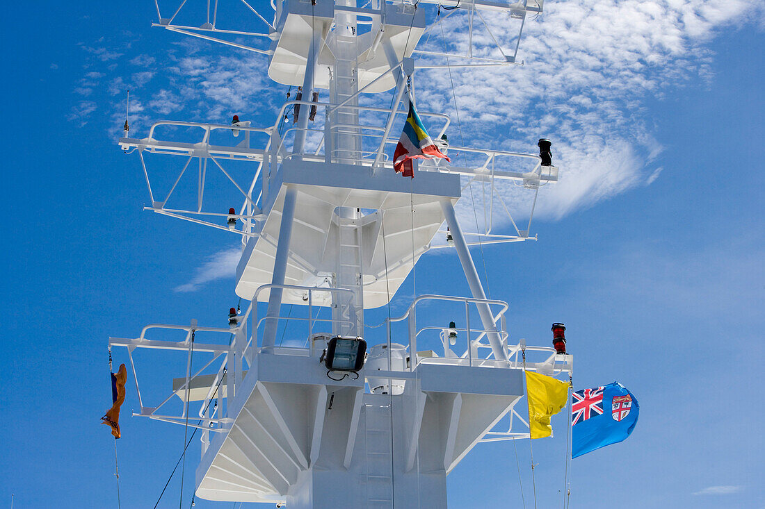 Fidschianische Flagge auf der MS Columbus unter blauem Himmel, Fidschi Inseln, Südsee, Ozeanien