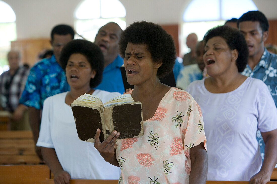 Menschen singen beim Gottesdienst in der Dorfkirche von Naidi, Vanua Levu, Fidschi Inseln, Südsee, Ozeanien