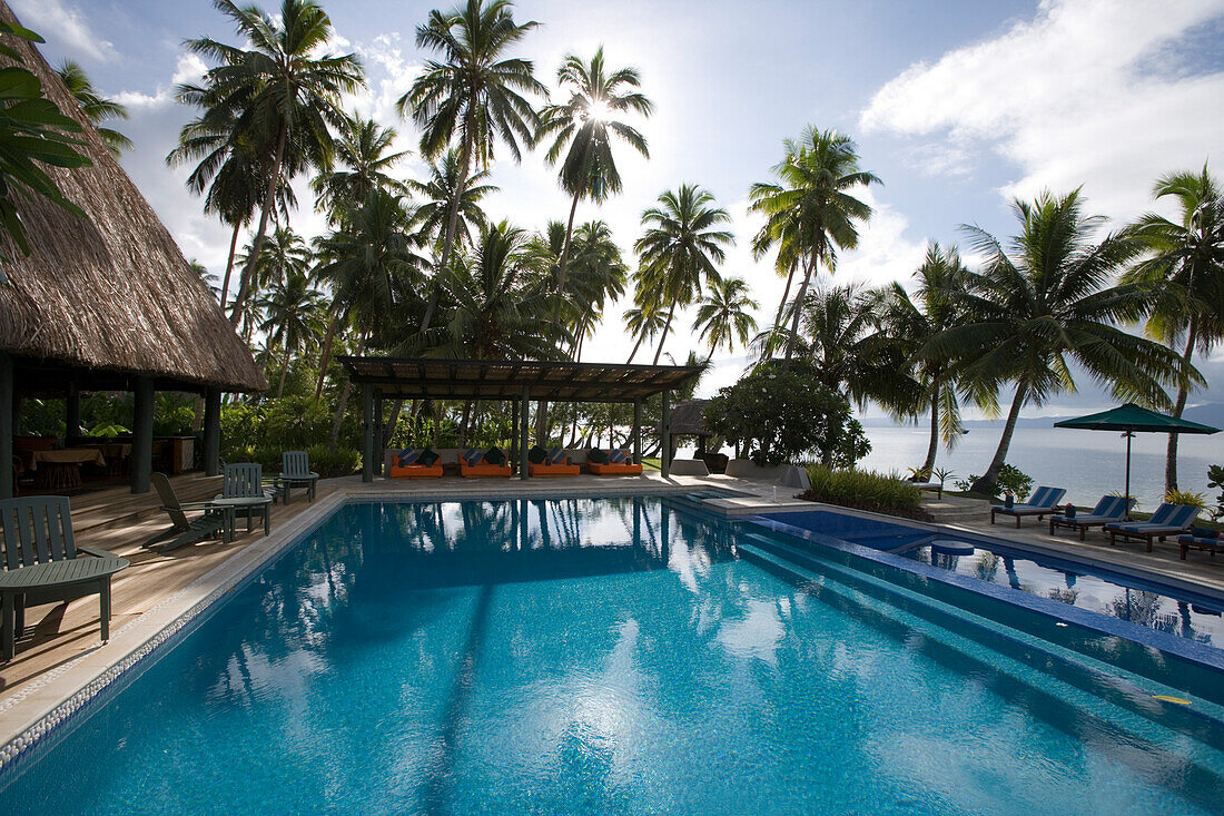 Palmen und Schwimmbad im Jean-Michel Cousteau Resort, Savusavu, Vanua Levu, Fidschi-Inseln, Südsee, Ozeanien