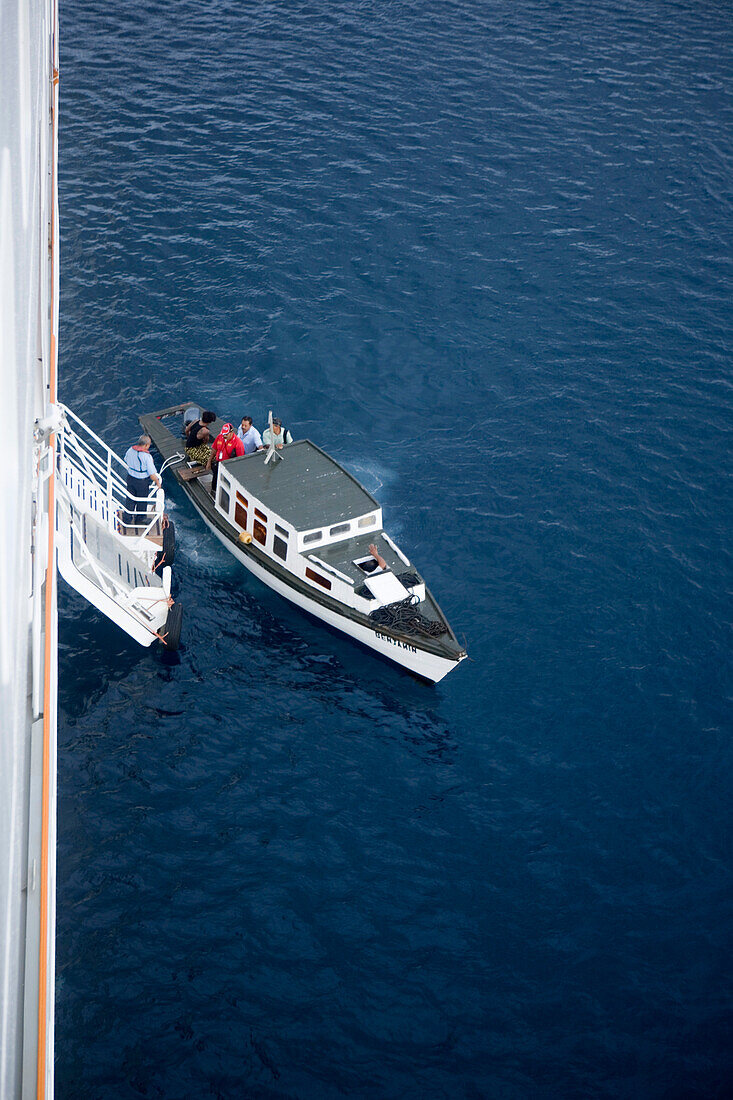 Lotsenboot an der Seite von Kreuzfahrtschiff MS Columbus, Tonga, Südsee, Ozeanien