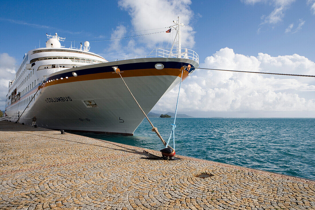 Kreuzfahrtschiff MS Columbus am Pier im Sonnenlicht, Raiatea, Gesellschaftsinseln, Französisch Polynesien, Südsee, Ozeanien