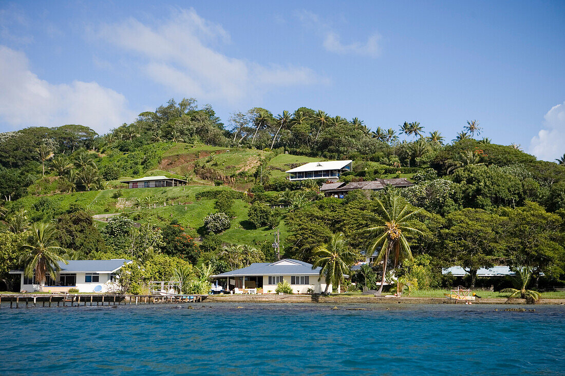 Häuser an der Küste im Sonnenlicht, Raiatea, Gesellschaftsinseln, Französisch Polynesien, Südsee, Ozeanien