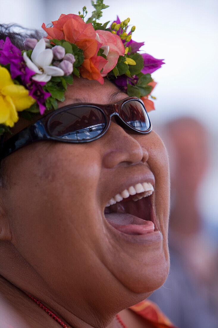 Lachende polynesische Frau mit Blumenkranz im Haar, Raiatea, Gesellschaftsinseln, Französisch Polynesien, Südsee, Ozeanien