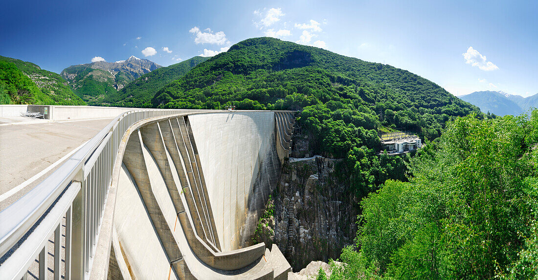 Panorama von der Staumauer Lago di Vogorno mit Piz di Vogorno und Kraftwerkszentrale, Wasserkraftwerk, Gordola, Verzascatal, Tessin, Schweiz