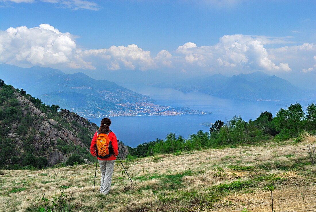 Frau blickt auf Lago Maggiore mit Verbania, Mottarone, Stresa, Lago Maggiore, Piemont, Italien