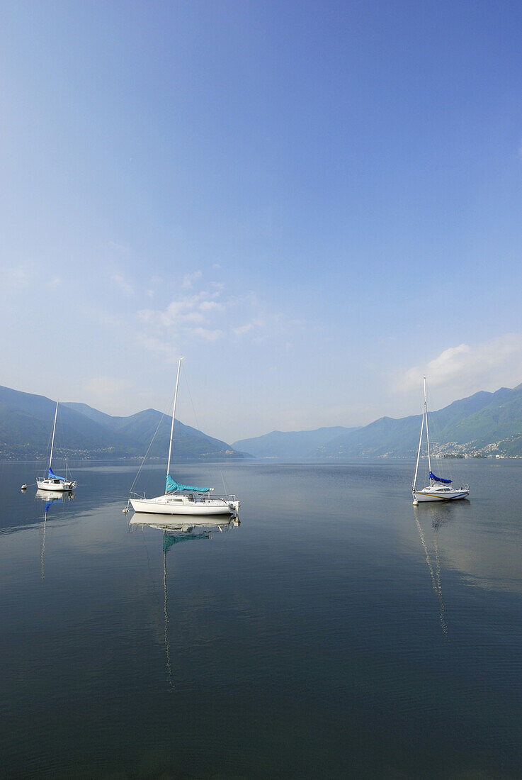 Drei Segelboote ankern im Lago Maggiore, Ascona, Lago Maggiore, Tessin, Schweiz