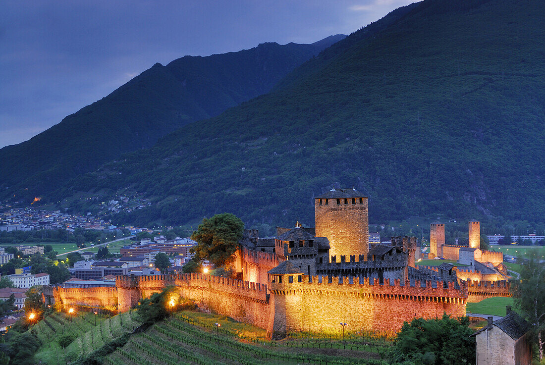 Beleuchtete Burg Castello di Montebello und Castelgrande im Hintergrund in UNESCO Weltkulturerbe Bellinzona, Bellinzona, Tessin, Schweiz