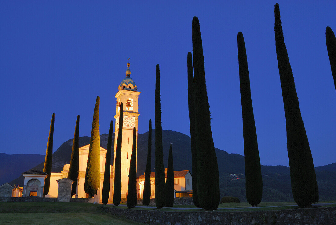 Kirche San Abbondino bei Gentilino, beleuchtet, mit Zypressenallee, Gentilino, Lugano, Tessin, Schweiz