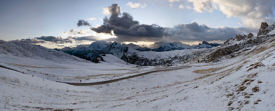 Schneebedeckte Dolomiten am Passo di Giau, Südtirol, Italien