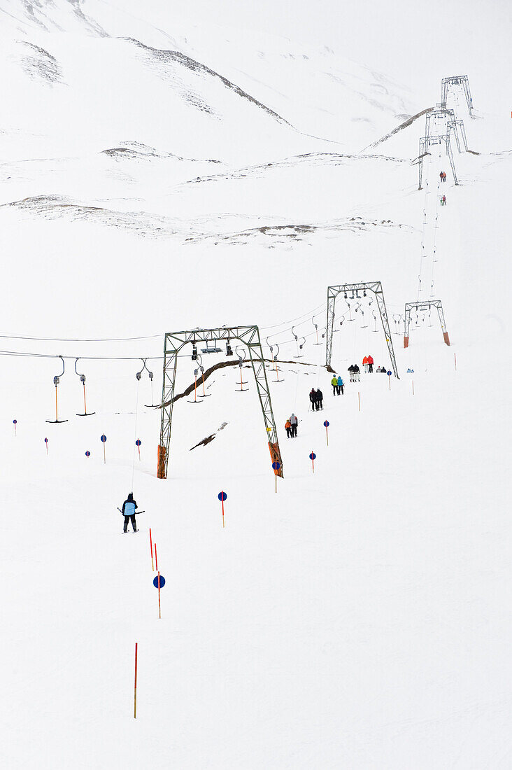 Skifahrer auf einer Piste mit Skilift, Hintertux, Tirol, Österreich