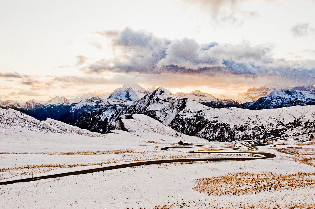 Schneebedeckte Berghütte am Passo di Giau, Dolomiten, Südtirol, Italien