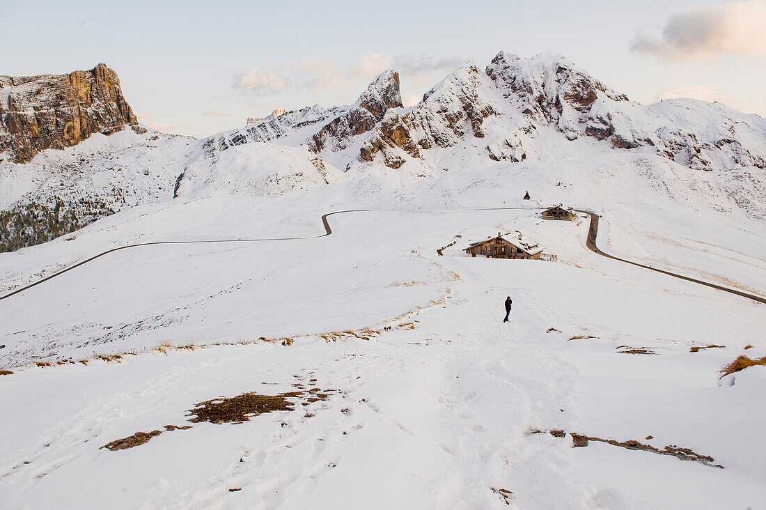 Schneebedeckte Berghütte am Passo di Giau, Dolomiten, Südtirol, Italien