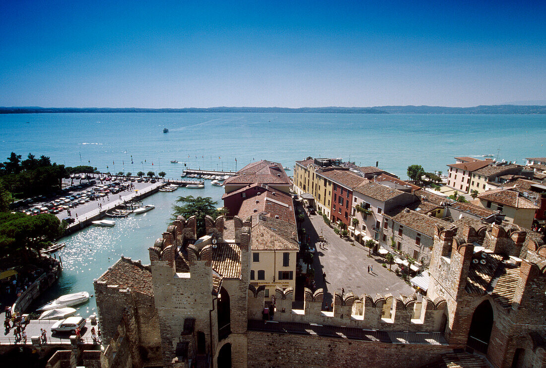 Blick von oben auf den Hafen unter blauem Himmel, Sirmione, Gardasee, Lombarbei, Italien, Europa