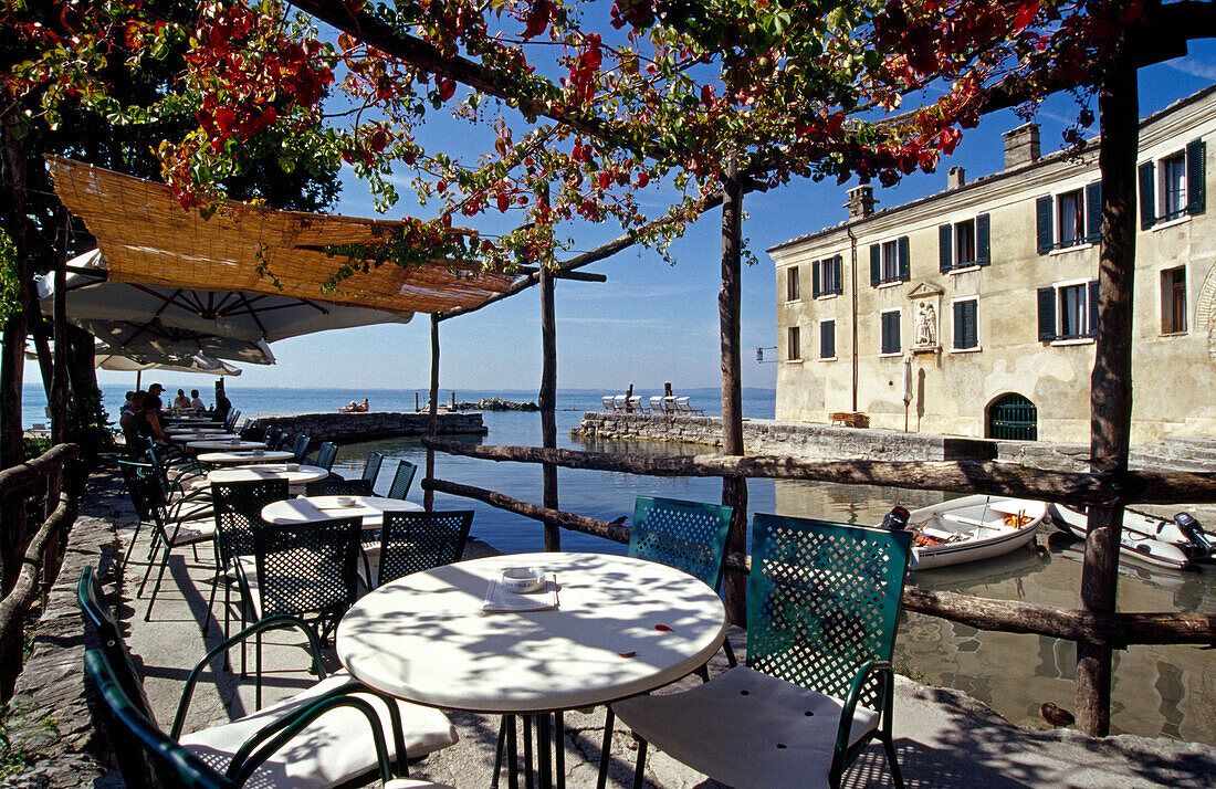 Tische des Restaurants Locanda San Vigilio im Sonnenlicht, Punta San Vigilio, Gardasee, Venetien, Italien, Europa