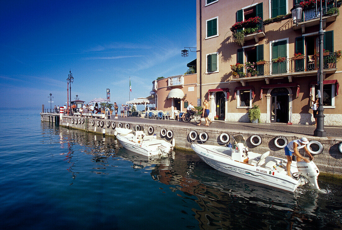 Motorboote im Hafen im Sonnenlicht, Lazise, Gardasee, Venetien, Italien, Europa