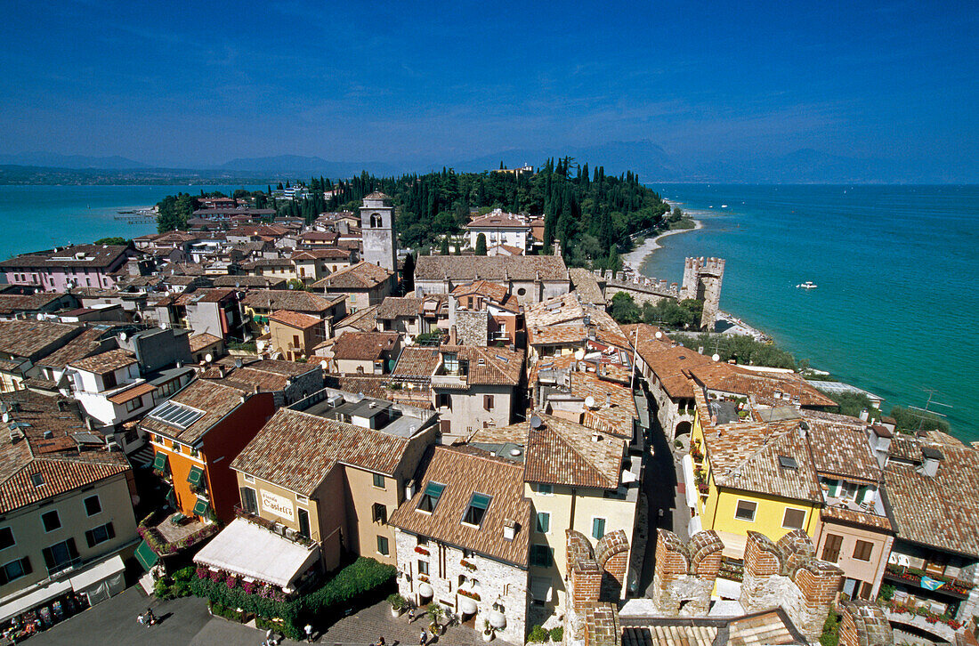 Blick von oben auf Häuser im Sonnenlicht, Sirmione, Gardasee, Lombarbei, Italien, Europa