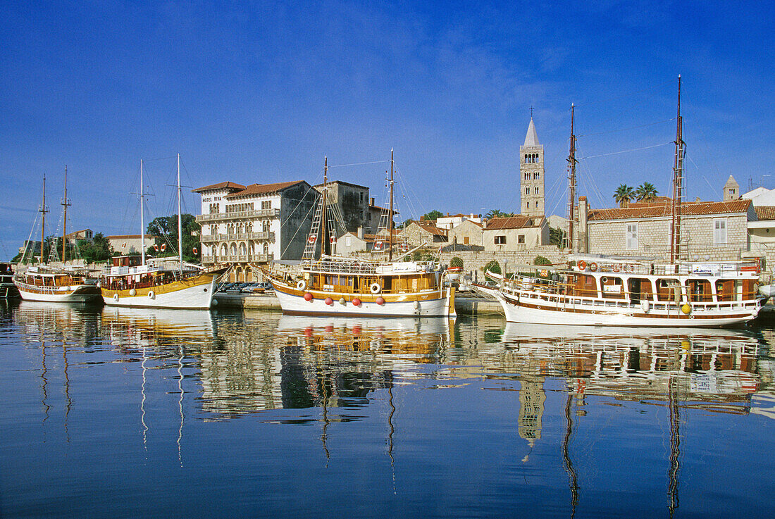 Boote im Hafen von Rab unter blauem Himmel, Insel Rab, Kroatische Adriaküste, Dalmatien, Kroatien, Europa