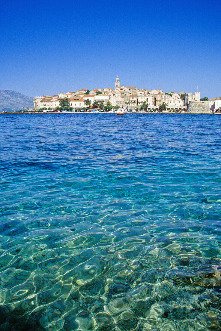 Blick auf die Altstadt und den Hafen von Korcula im Sonnenlicht, Insel Korcula, Kroatische Adriaküste, Dalmatien, Kroatien, Europa