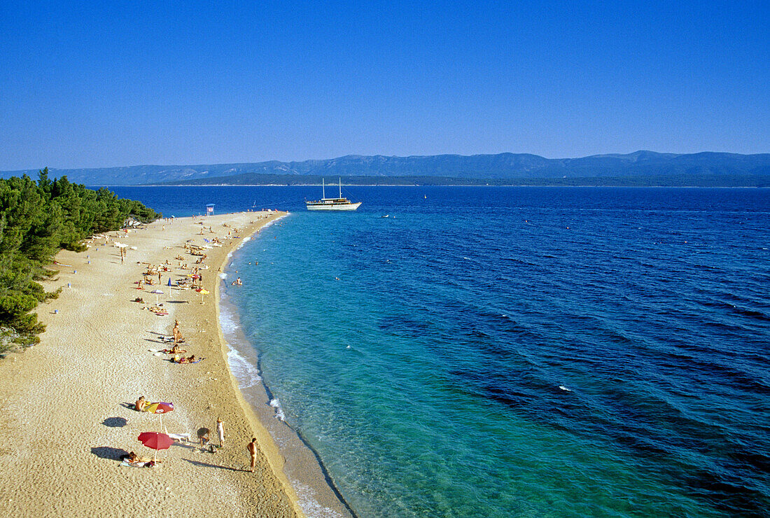 Menschen am Strand auf einer Landzunge unter blauem Himmel, Goldenes Horn, Insel Brac, Kroatische Adriaküste, Dalmatien, Kroatien, Europa