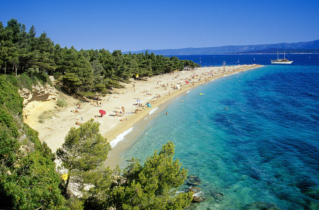Menschen am Strand auf einer Landzunge unter blauem Himmel, Goldenes Horn, Insel Brac, Kroatische Adriaküste, Dalmatien, Kroatien, Europa