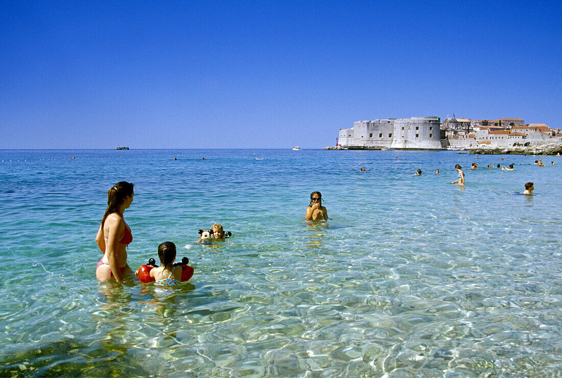 Menschen baden im Meer vor der Altstadt von Dubrovnik, Kroatische Adriaküste, Dalmatien, Kroatien, Europa