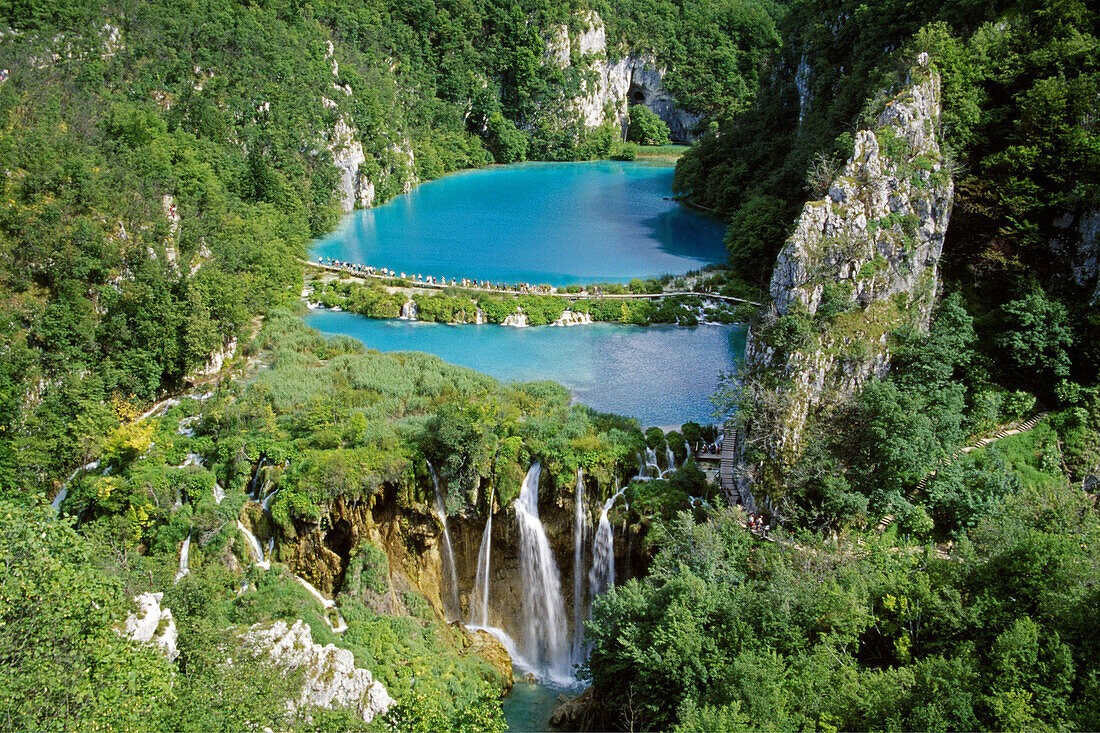 Blick auf die Wasserfälle an den Plitwitzer Seen, Kroatische Adriaküste, Dalmatien, Kroatien, Europa