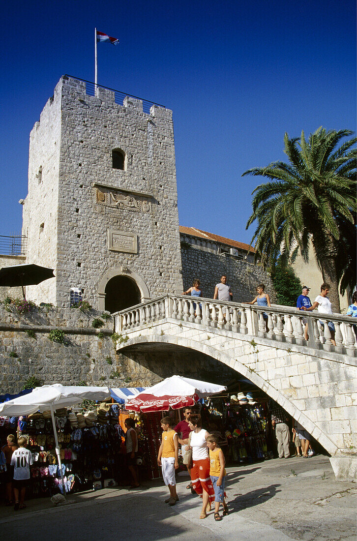 Menschen am Stadttor in der Altstadt von Korcula, Insel Korcula, Kroatische Adriaküste, Dalmatien, Kroatien, Europa