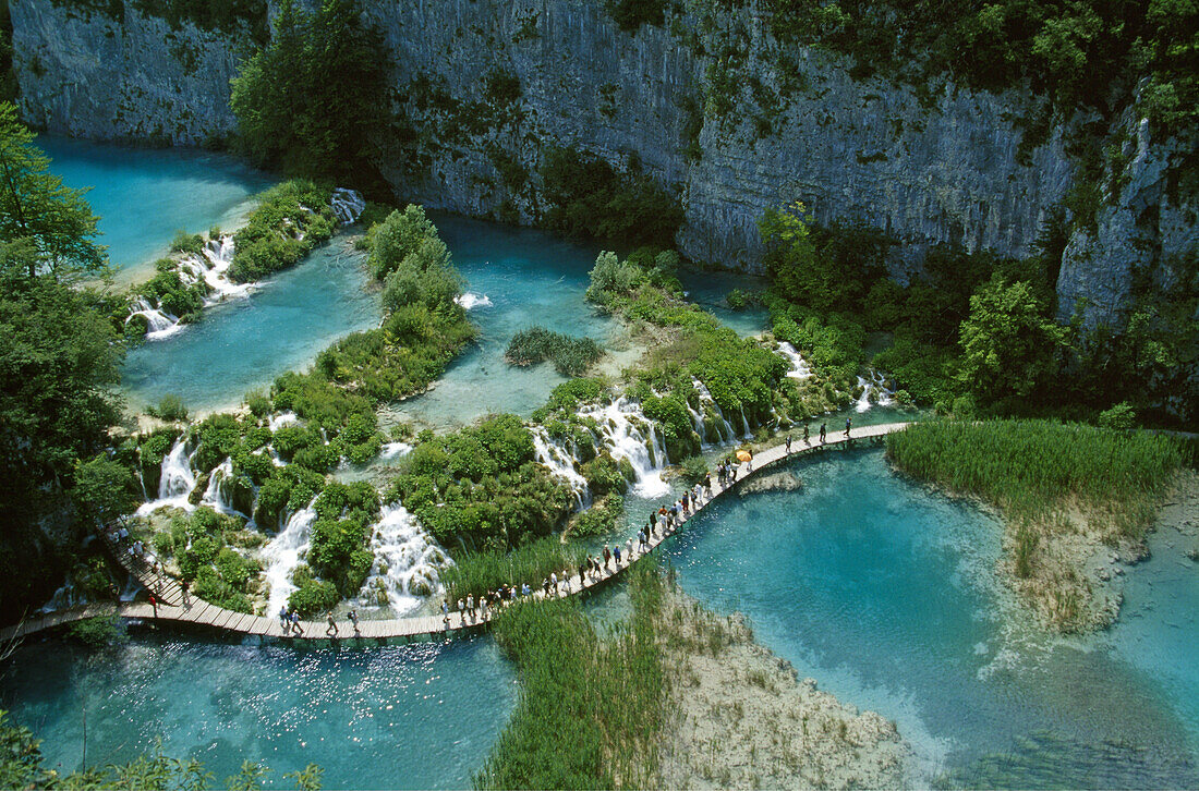 Blick auf die Plitwitzer Seen im Sonnenlicht, Kroatische Adriaküste, Dalmatien, Kroatien, Europa