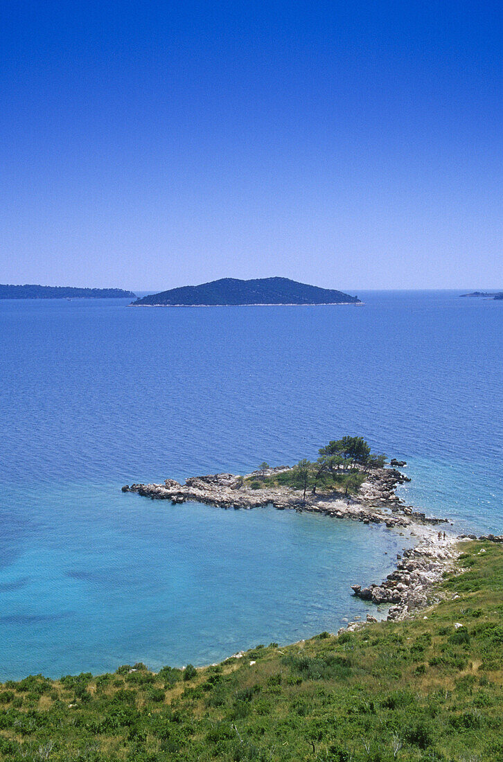 Idyllische Küstenlandschaft unter blauem Himmel, Makarska Riviera, Kroatische Adriaküste, Dalmatien, Kroatien, Europa