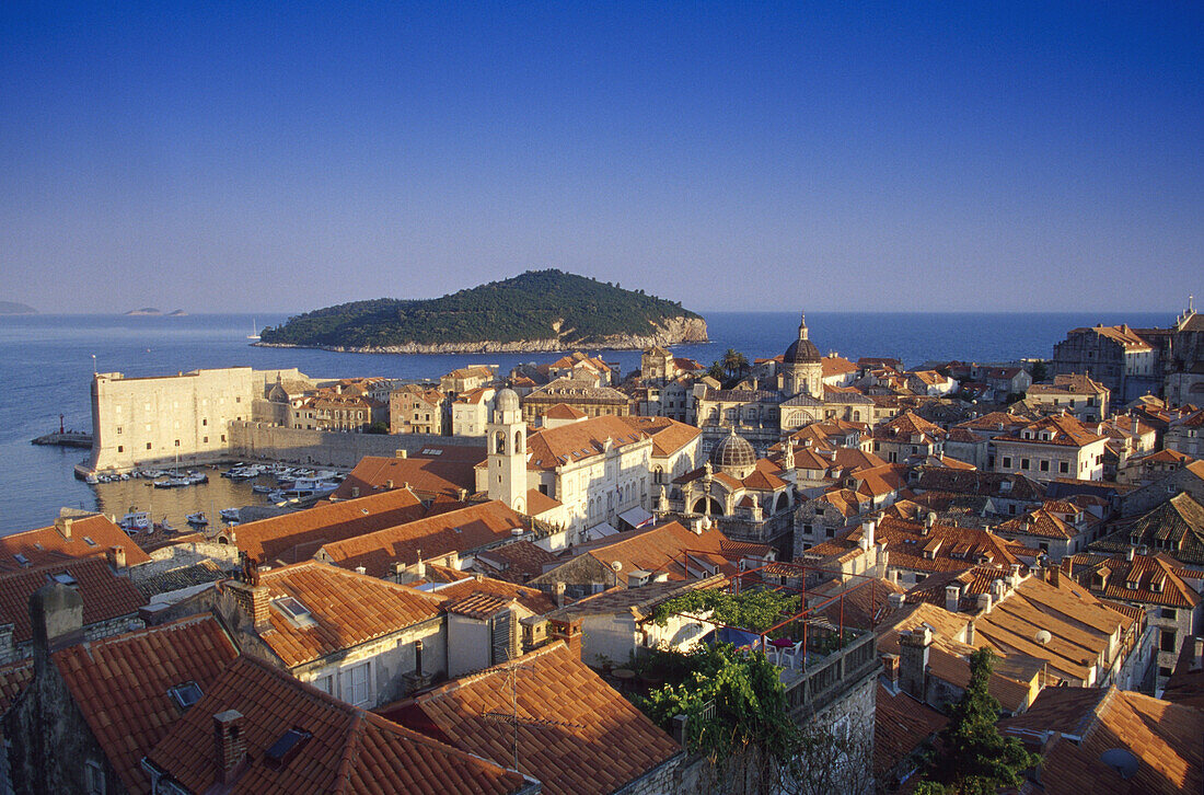 Blick auf die Altstadt und den alten Hafen von Dubrovnik unter blauem Himmel, Kroatische Adriaküste, Dalmatien, Kroatien, Europa
