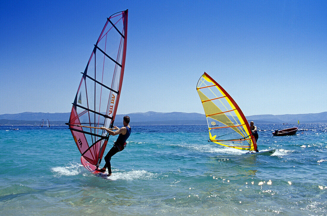 Windsurfer am Goldenen Horn unter blauem Himmel, Insel Brac, Kroatische Adriaküste, Dalmatien, Kroatien, Europa