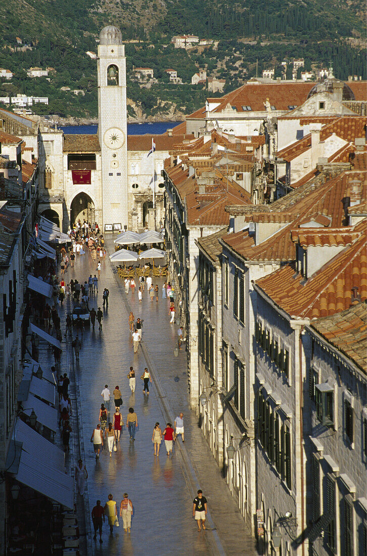 Menschen auf dem Stradun in der Altstadt von Dubrovnik, Kroatische Adriaküste, Dalmatien, Kroatien, Europa