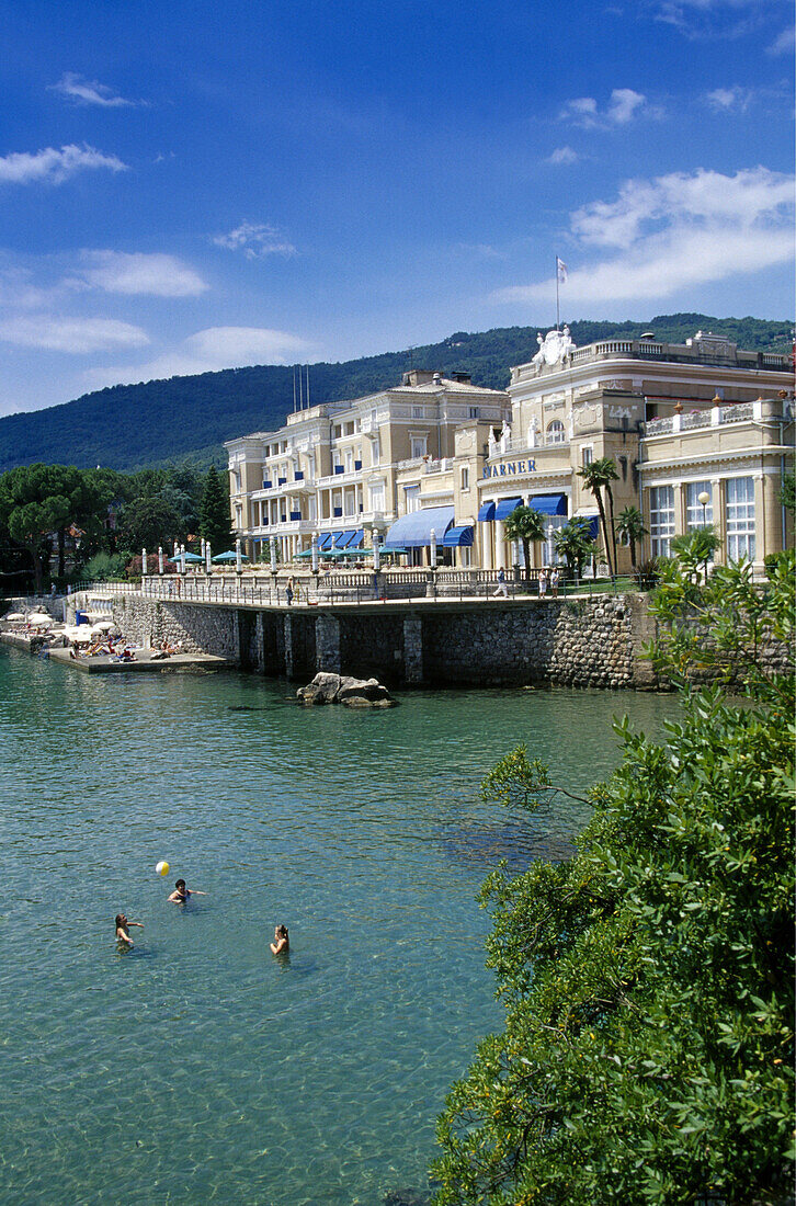 Menschen baden in der Badebucht am Hotel Kvarner, Opatija, Kroatische Adriaküste, Istrien, Kroatien, Europa