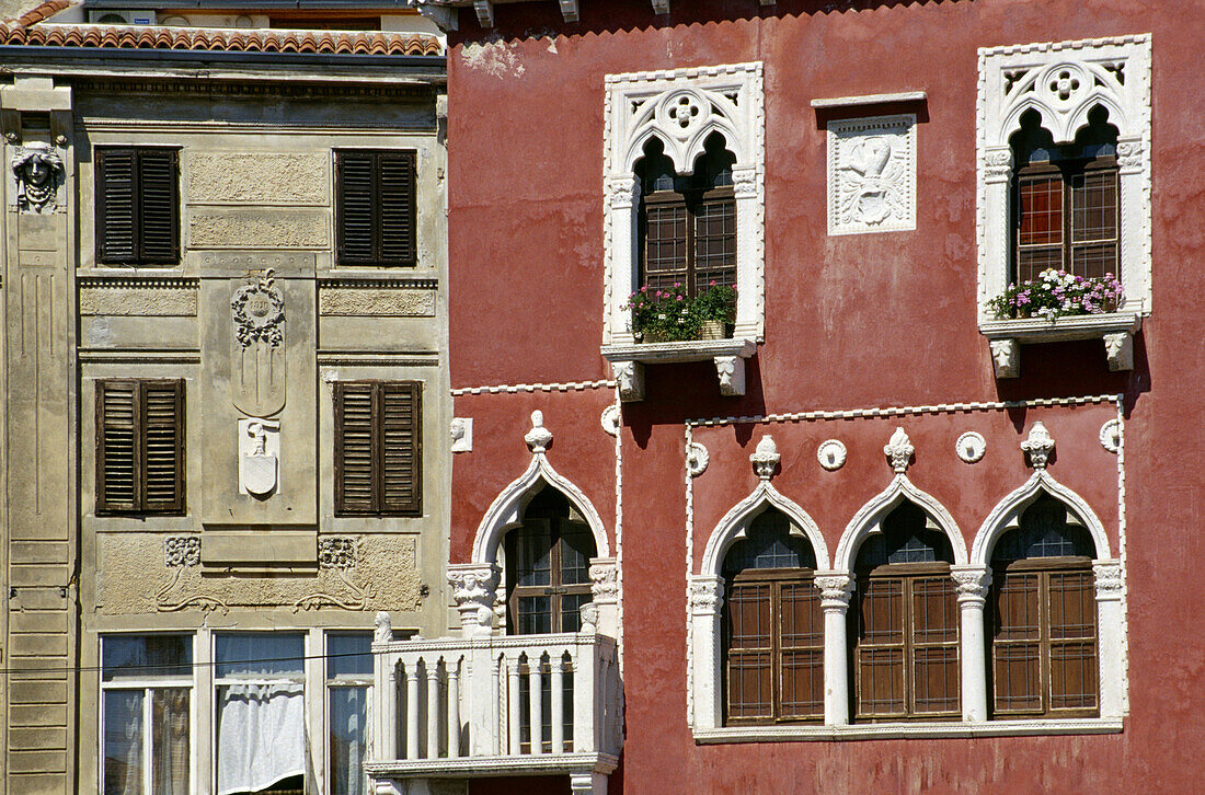 Venezianische Fassaden in der Altstadt im Sonnenlicht, Piran, Istrien, Adriaküste, Slowenien, Europa