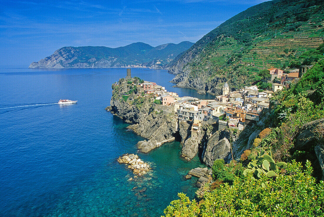 Ausflugsschiff vor der Felsküste, Blick auf Vernazza, Cinque Terre, Ligurien, Italienische Riviera, Italien, Europa