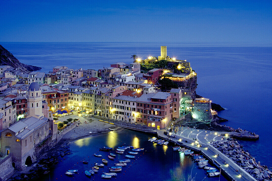 Blick auf Vernazza am Abend, Cinque Terre, Ligurien, Italienische Riviera, Italien, Europa