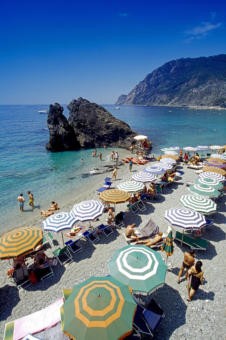 Menschen und Sonnenschirme am Strand, Monterosso al Mare, Cinque Terre, Ligurien, Italienische Riviera, Italien, Europa