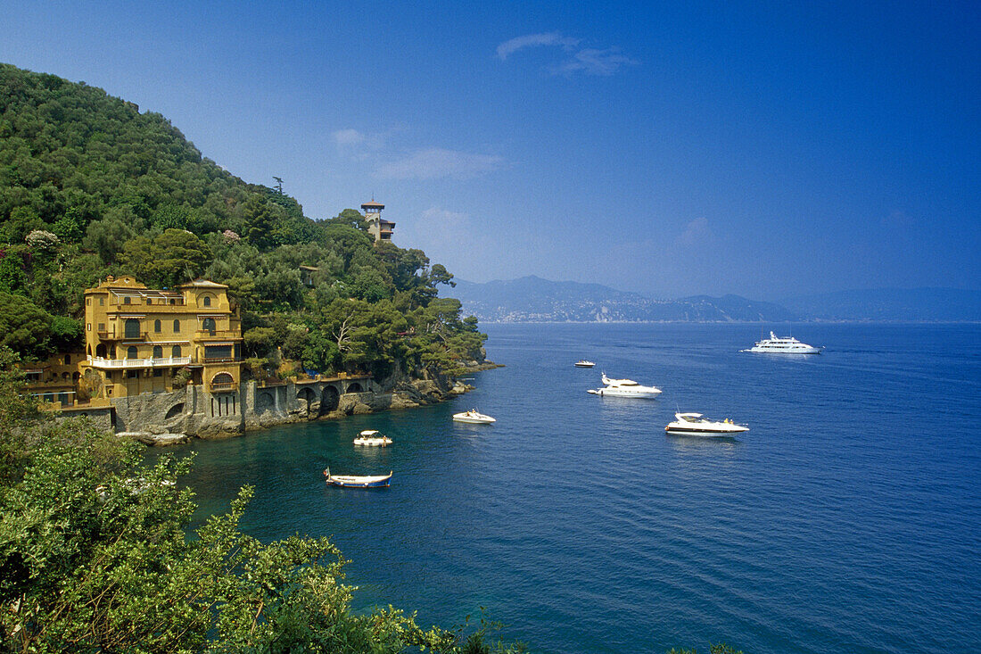 Motorjachten vor einer Villa am Golfo di Tigullio, Italienische Riviera, Ligurien, Italien, Europa