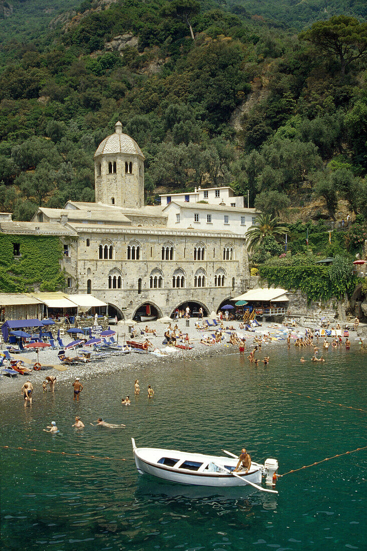 Menschen und Ausflugsboot vor dem Kloster San Fruttoso, Italienische Riviera, Ligurien, Italien, Europa