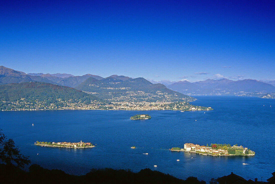 Blick über den Lago Maggiore mit den Borromäischen Inseln Isola dei Pescatori, Isola Madre und Isola Bella, Lago Maggiore, Piemont, Italien, Europa