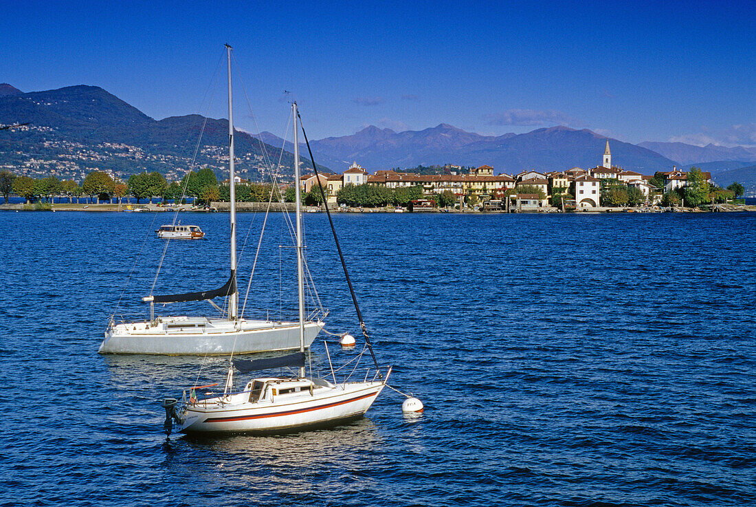 Blick zur Isola dei Pescatori unter blauem Himmel, Borromäische Inseln, Lago Maggiore, Piemont, Italien, Europa