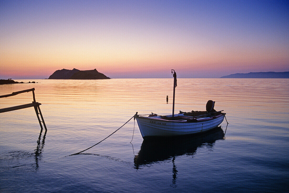 Fischerboot in der Abenddämmerung, Lesbos, Griechenland, Europa