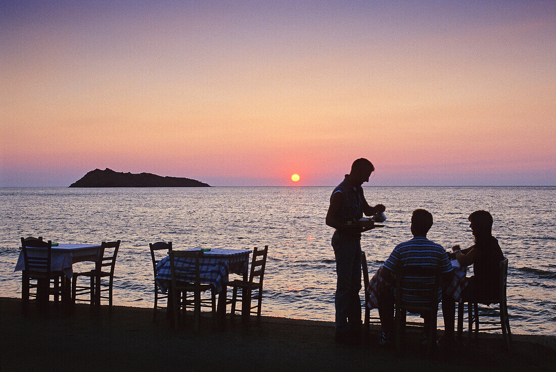 Menschen auf der Strandpromenade bei Sonnenuntergang, Lesbos, Griechenland, Europa