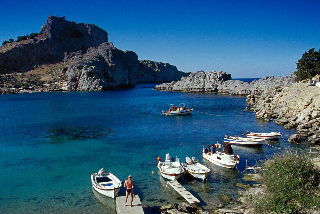 Boote an der Agios Pavlos Bucht im Sonnenlicht, Akropolis, Lindos, Rhodos, Griechenland, Europa