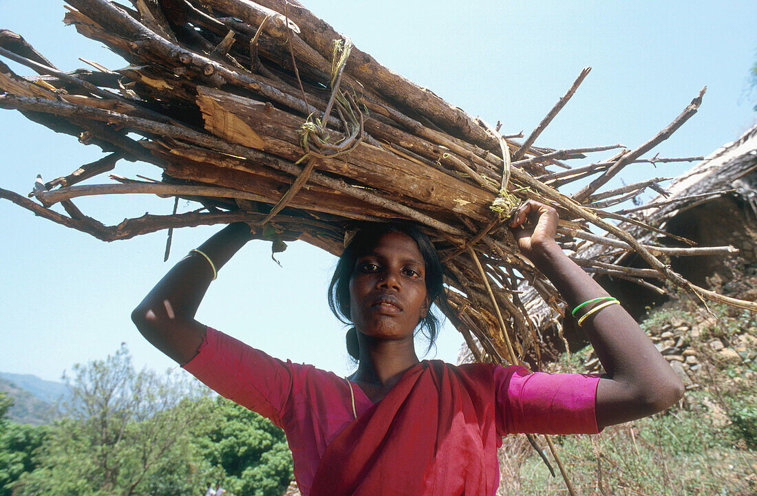 5000  INDIA - SLAVERY  PALIYAR TRIABL WOMAN WORKING AS BONDED LABORER