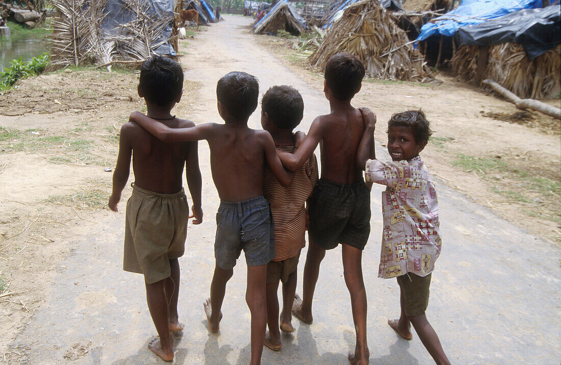 5249  INDIA - CHILDREN - MISC  BOYS OF ORISSA