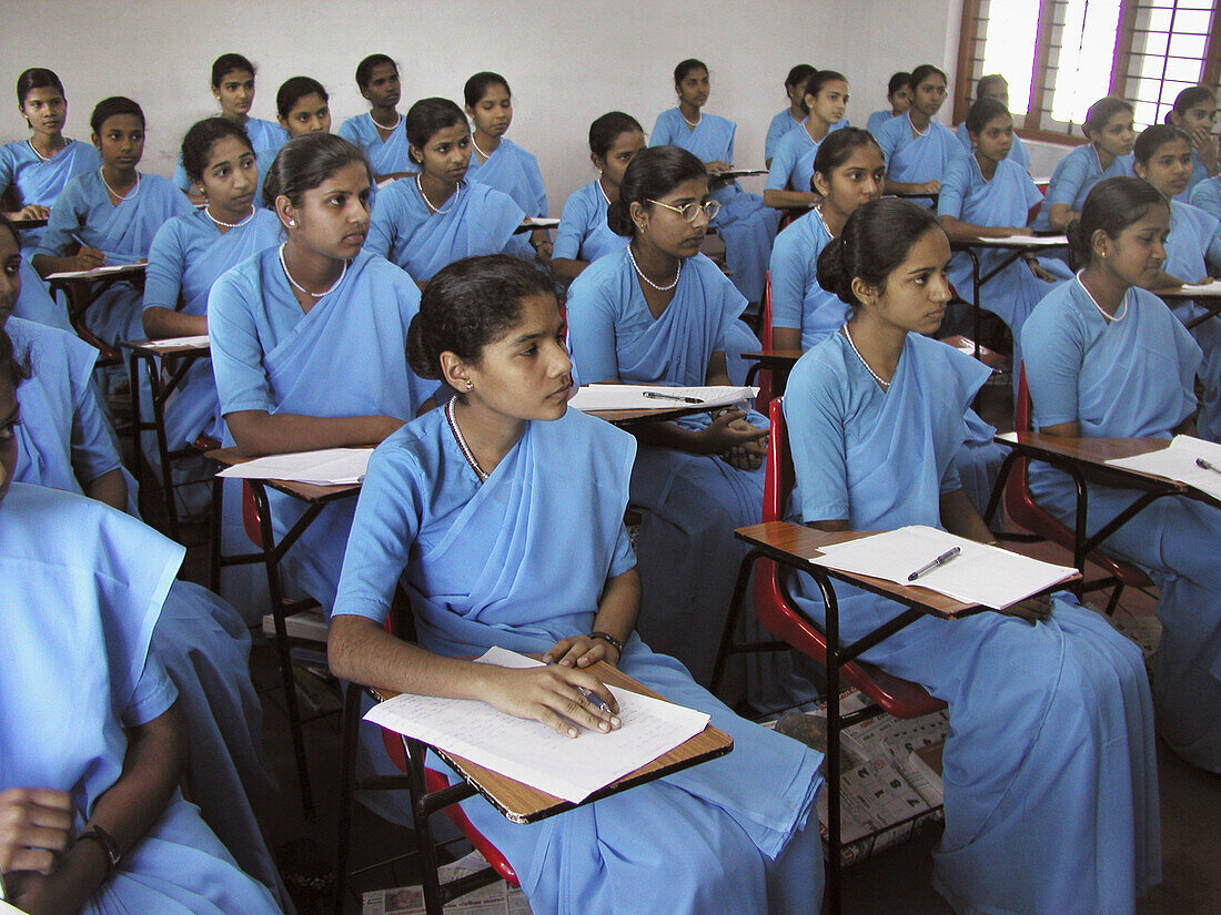 9931  INDIA  Nursing students in class, Nursing school at Muttuchira  Kerala