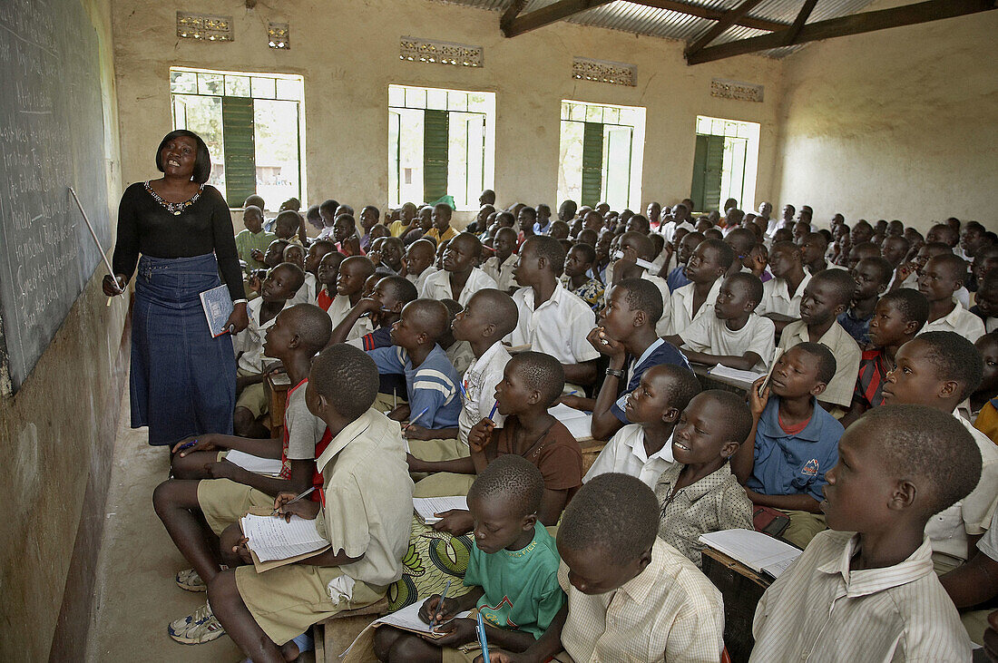 SOUTH SUDAN  Kinji government primary school, Yei  Class with atleast 100 students